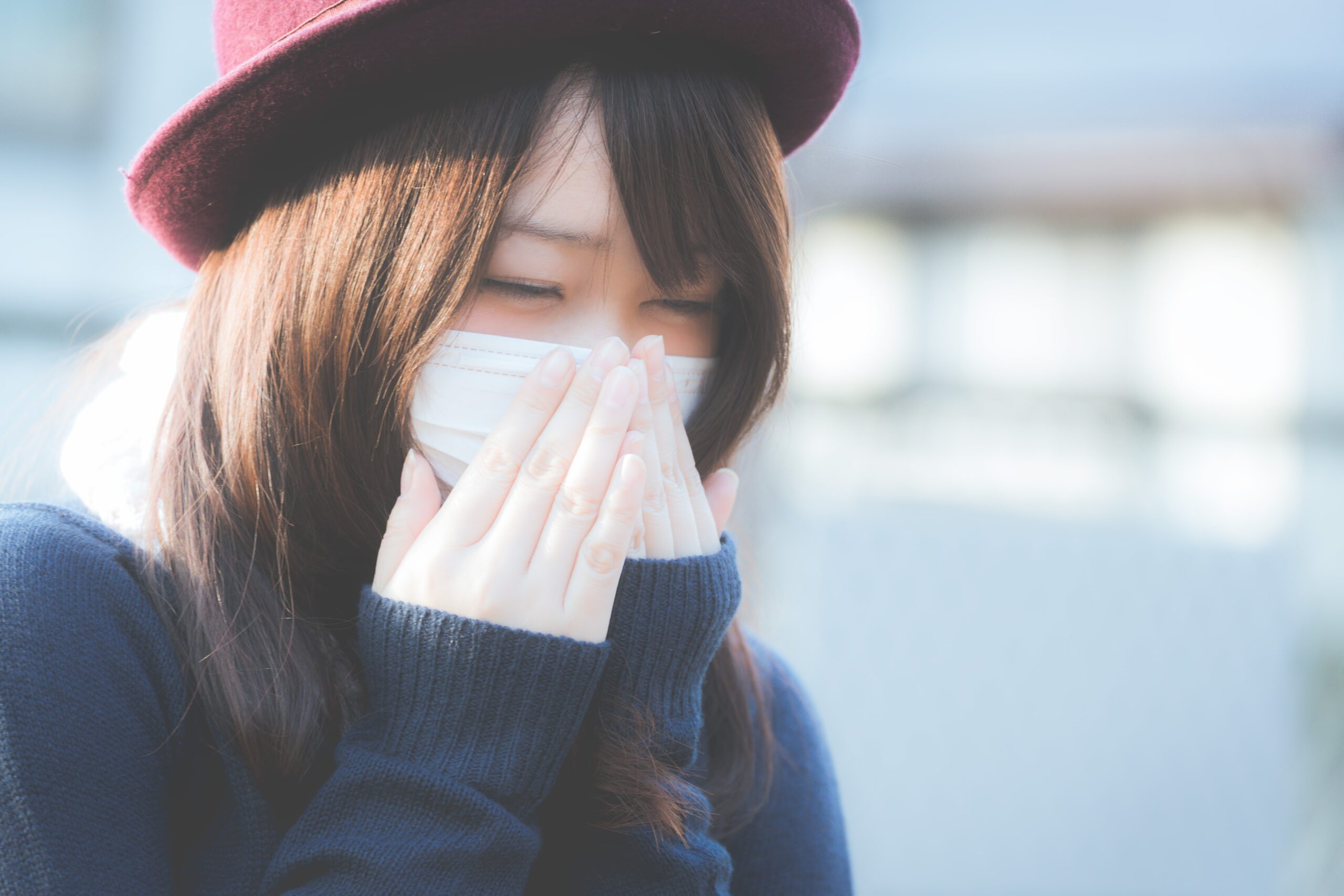 花粉症で苦しむ女性