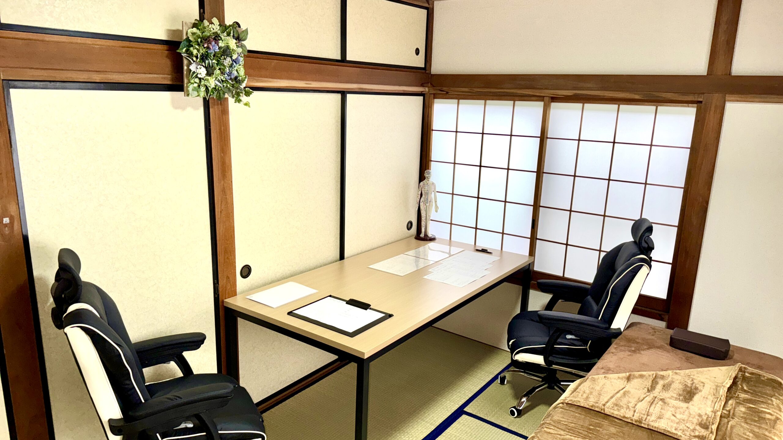 施術室での初診問診風景