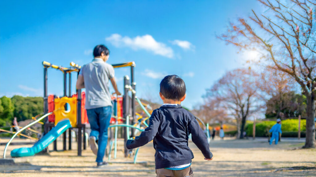 公園で遊ぶ親子の写真