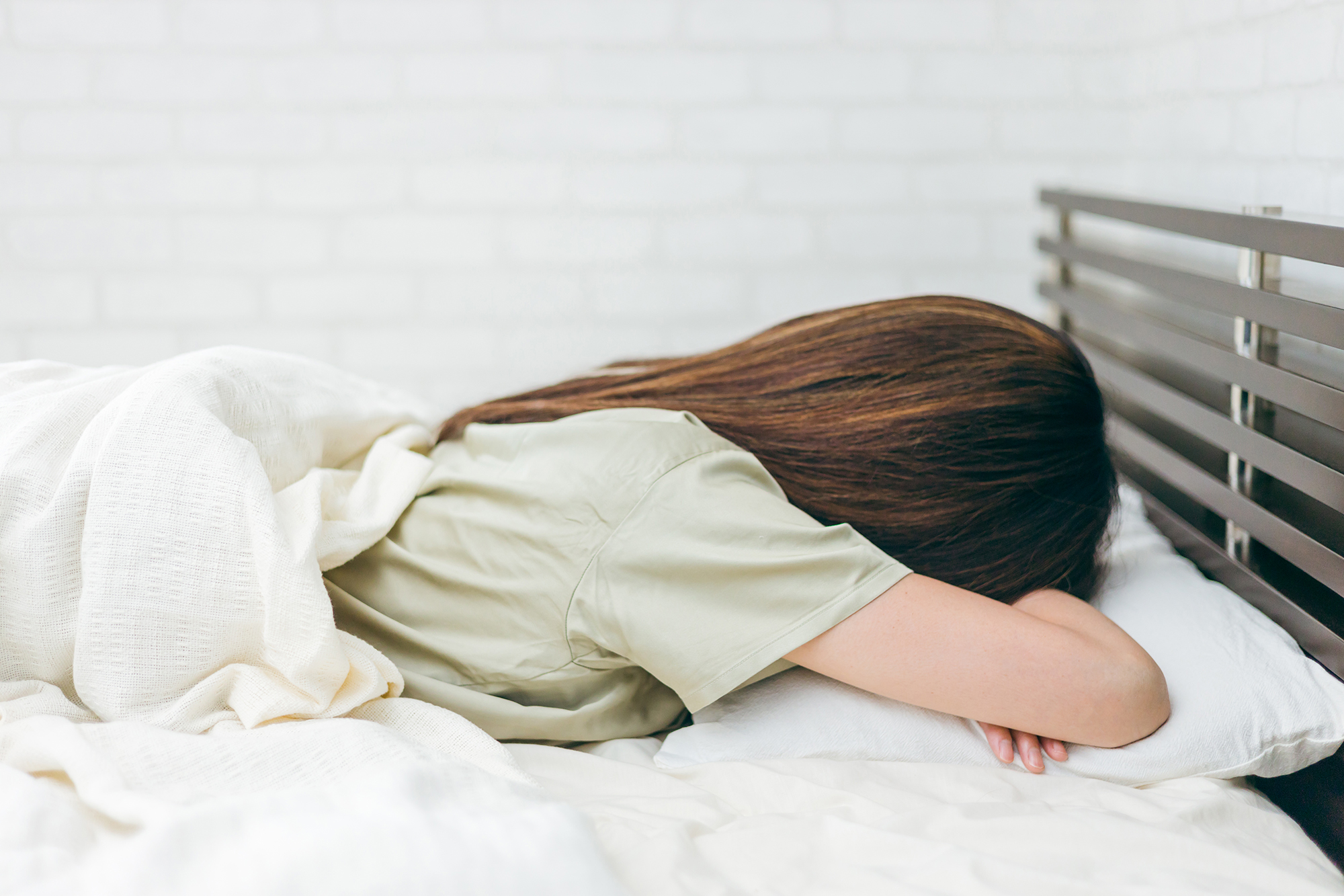 不眠で苦しむ女性